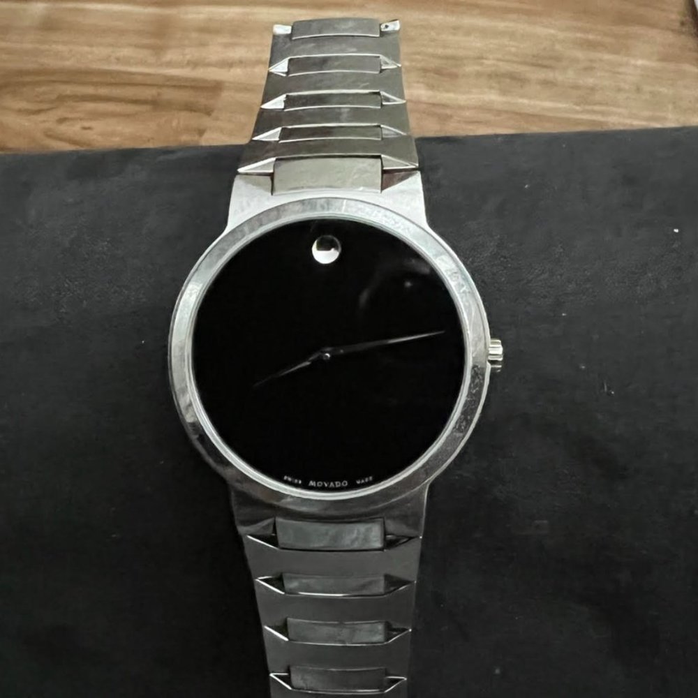 Movado Men or Women Museum Classic watch w/stainless bracket and sapphire dial